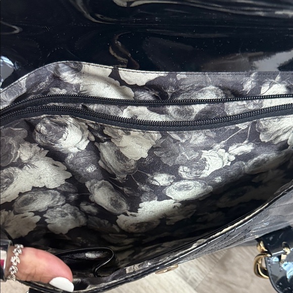 ❄️Ted Baker Glossy Black Satchel with Gold Accents - Picture 5 of 5